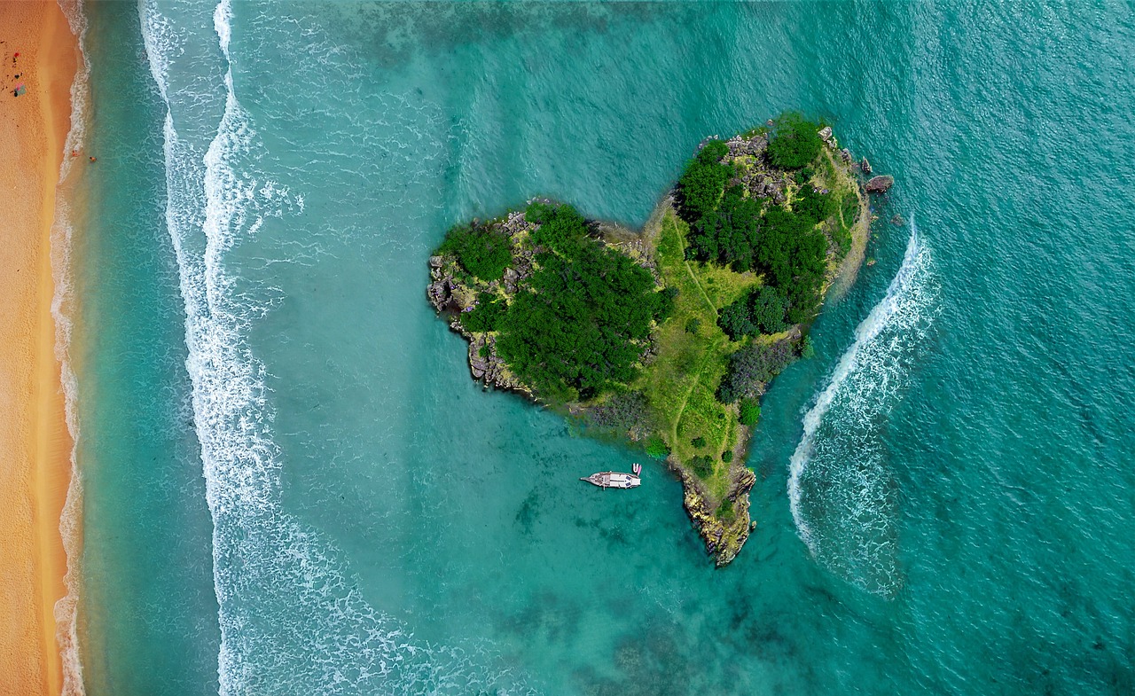 Foto einer Insel in Herzform im Ozean